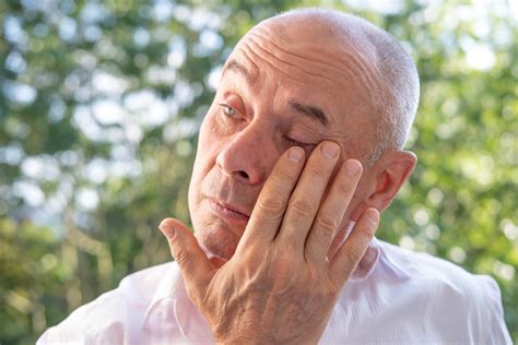 Recognizing Corneal Ulcer Symptoms