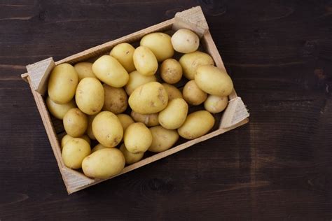 risks associated with eating raw potatoes