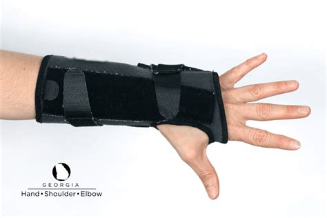 using a wrist splint for carpal tunnel relief